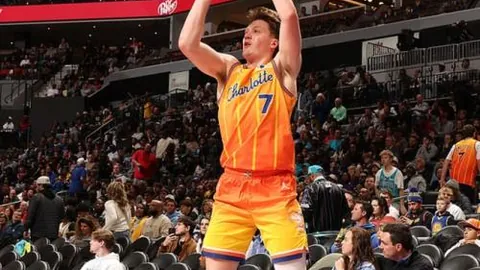 “穆里尼奥重返舞台，亿元巨星加盟，欧冠征程再启战曼联”